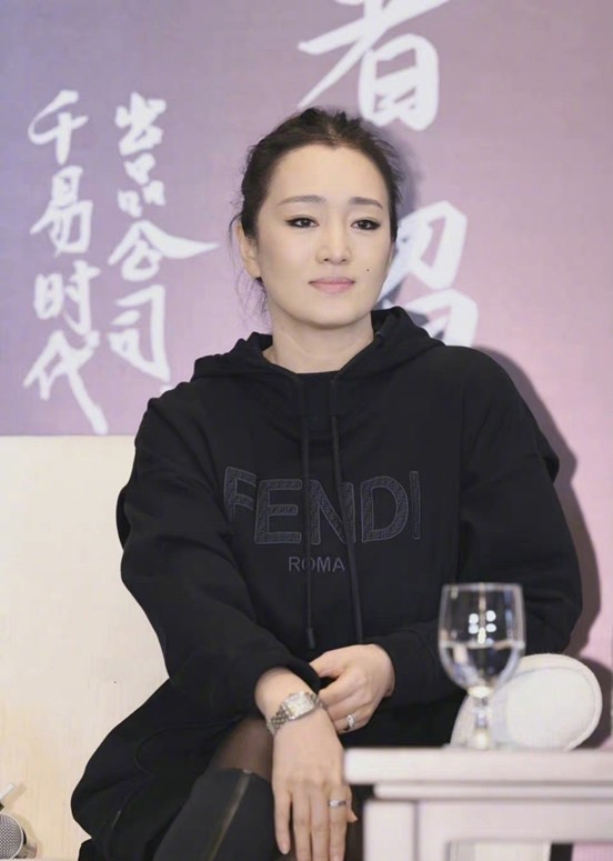 美人哒 巩俐活成60后的骄傲，穿卫衣裙腰细腿长，55岁面部紧实没一丝褶子