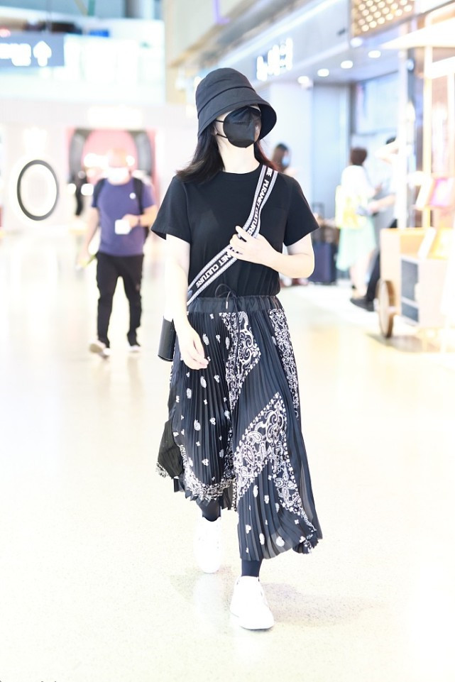 时尚潮流生活|谢娜低调现身，穿黑色T恤搭印花百褶裙，少女感一点都没丢！