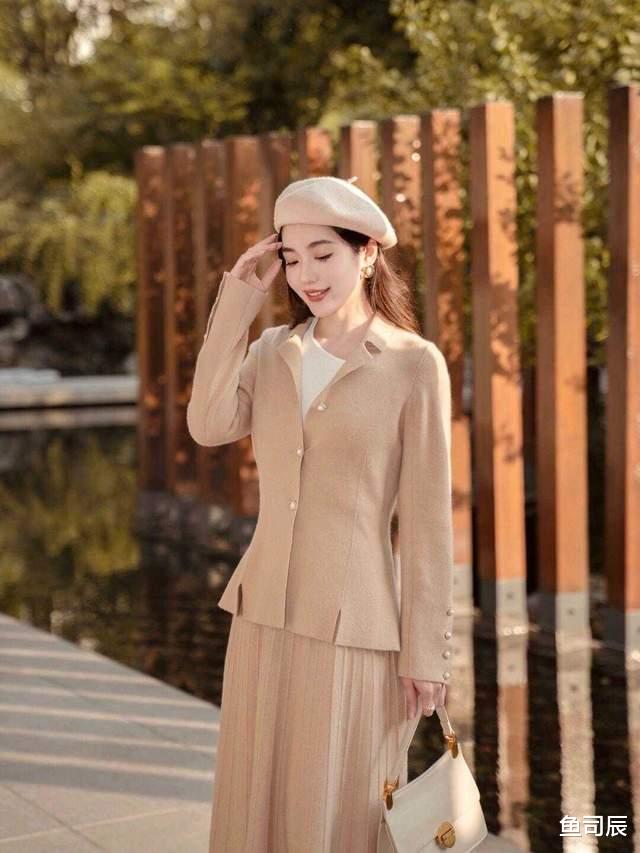 鱼司辰|今秋条纹衫又“火”了！搭配上牛仔半身裙高级优雅，简约又实用