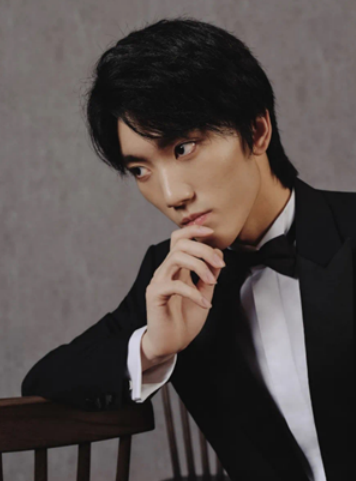 张壹男|张艺谋20岁儿子近照太帅气!鼻梁超高五官立体,纤长十指过于抢镜