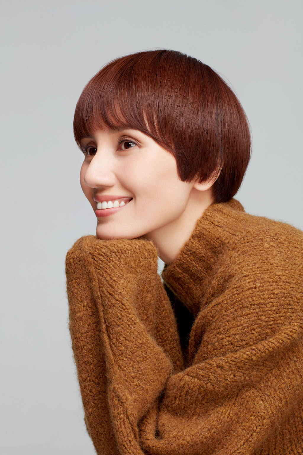 口红|袁泉换新发型“火”了！超短发搭配一身黑惊艳亮相，意外高级洋气