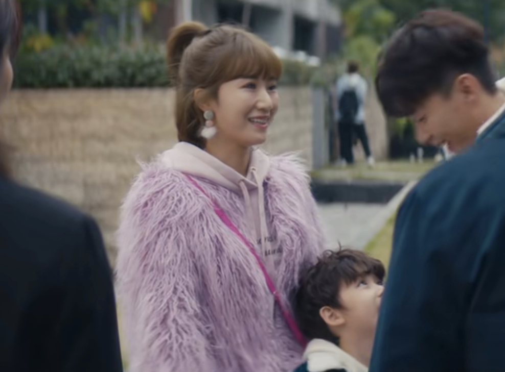 面膜|阔太李念新剧演辣妈，穿少女装扎半马尾不像36岁，笑起来梨涡真美