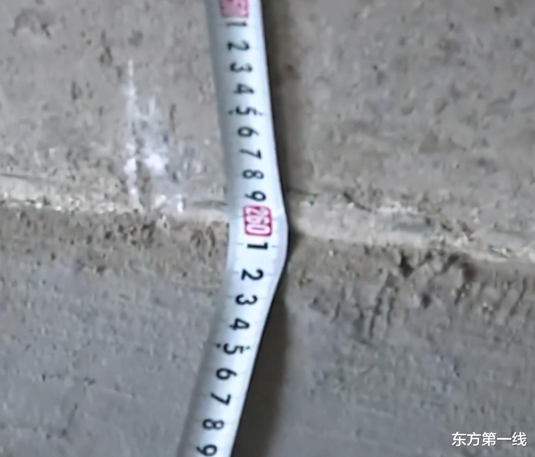 东方第一线 新买的房子层高净高只有2米6，钟先生感觉“很压抑”