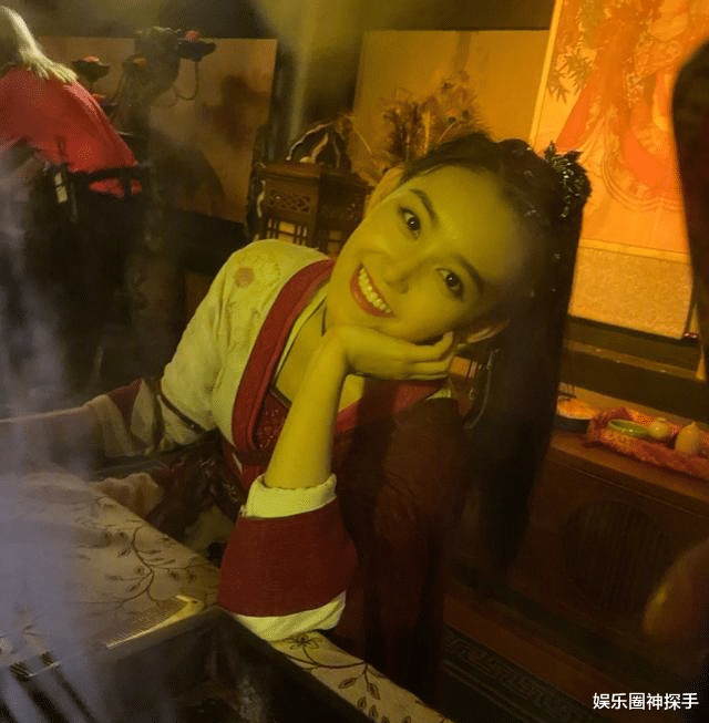 吕燕|童星蒋依依长大了，20岁身高接近170cm，生活照和活动图差别大