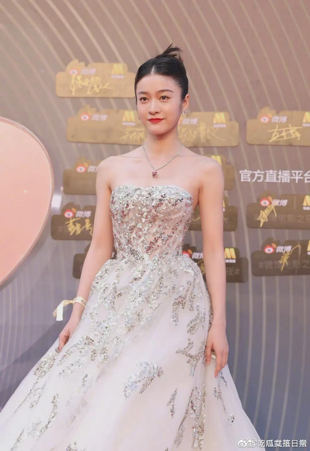 贾玲|微博之夜！师姐章子怡完胜倪妮周冬雨刘浩存，贾玲胖成张小斐两倍，真该减肥了