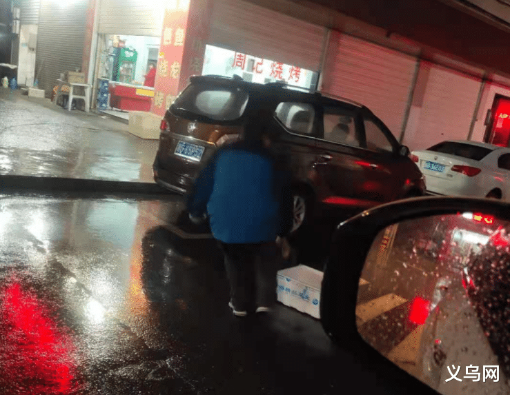 义乌网 金华穿着校服的男孩冒雨跑到路中间捡泡沫箱