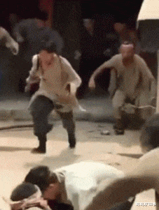 岳云鹏|论龙套演员的素养，这么大包粮食都不要反而捡地上的