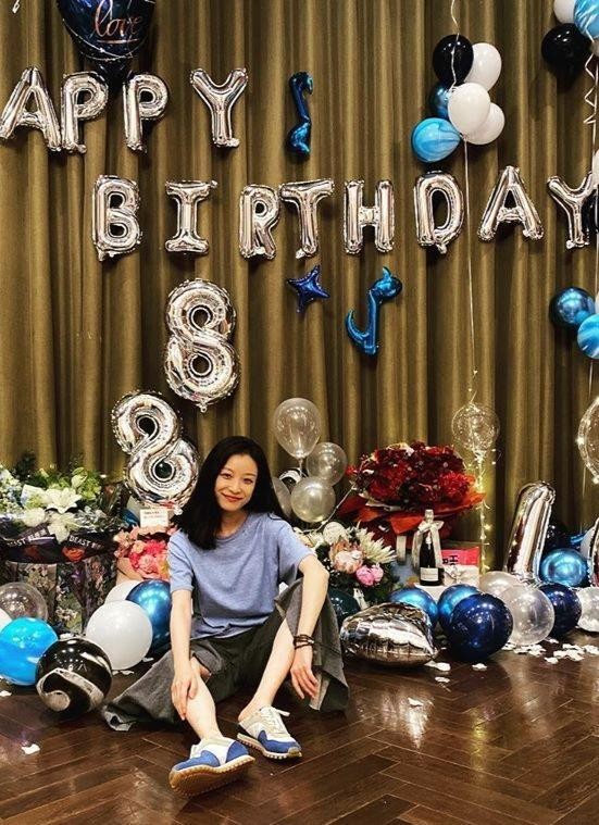 八只爪的猫|倪妮庆祝33岁生日，穿灰T巧把下摆塞裤腰，穿衣时髦仍像小女生
