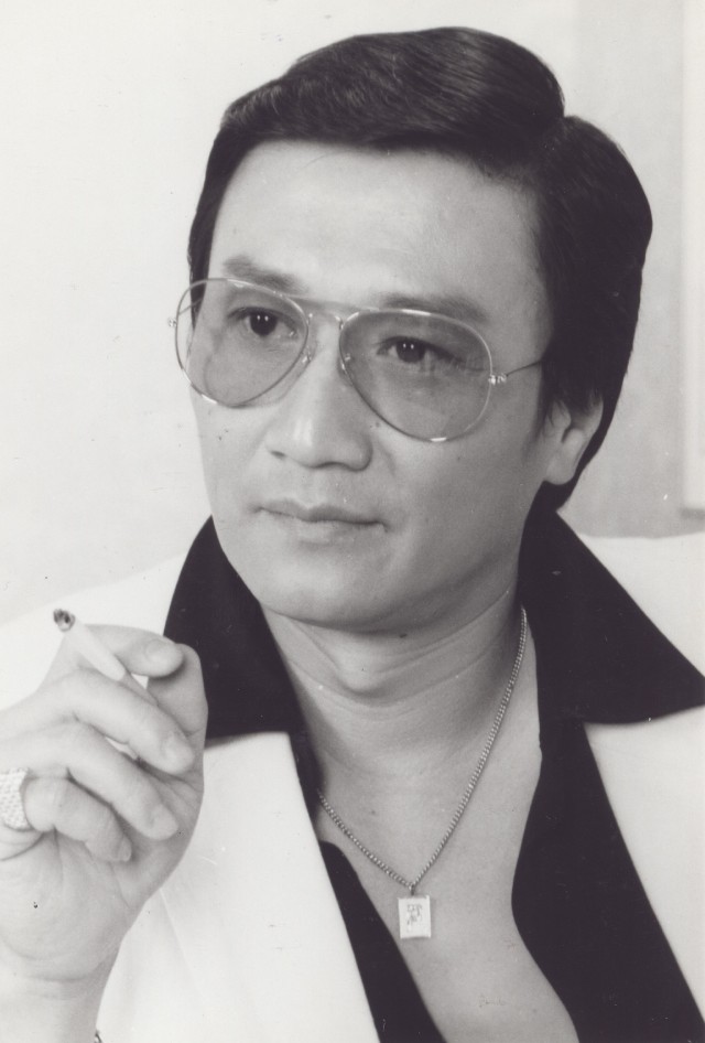 谢贤|谢贤拍新戏罕有取下墨镜，84岁真实状态曝光，一脸慈祥判若两人