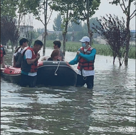 王一博|王一博救灾近照曝光?全身湿透送物资,贴心扶着老人上船