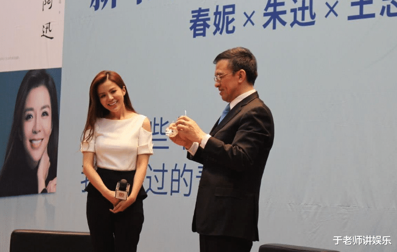 朱迅|朱迅全家出行，老公比她大八岁已是满头白发，15岁儿子是学霸