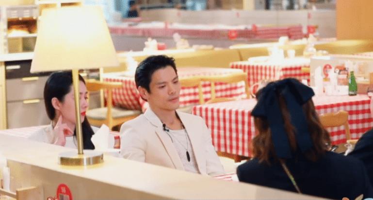 花匠小美 向佐带妻女打卡环球影城，郭碧婷被传怀孕后现身，身材成焦点