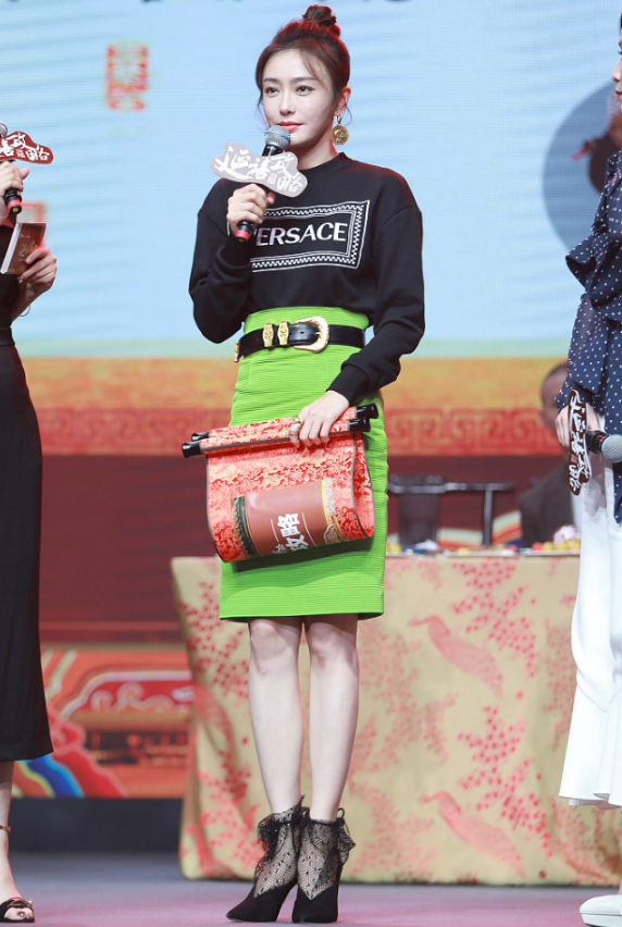 杨洋|看不出来秦岚是70后，与小11岁的吴谨言同框看不出年龄差，真年轻