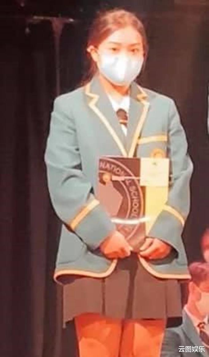 黎瑞恩|黎瑞恩送18岁女儿出国留学，机场紧紧相拥显不舍，母女长相太相似