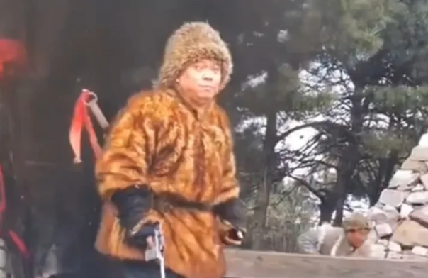 田娃|赵本山徒弟田娃爆破戏“慢半拍”，搞笑回应称：自己不适当演员