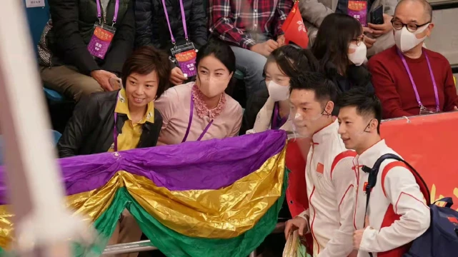 宋茜|郭晶晶央视脸美到开挂！穿中国红衬衫登上CCTV太有排面，气场超强