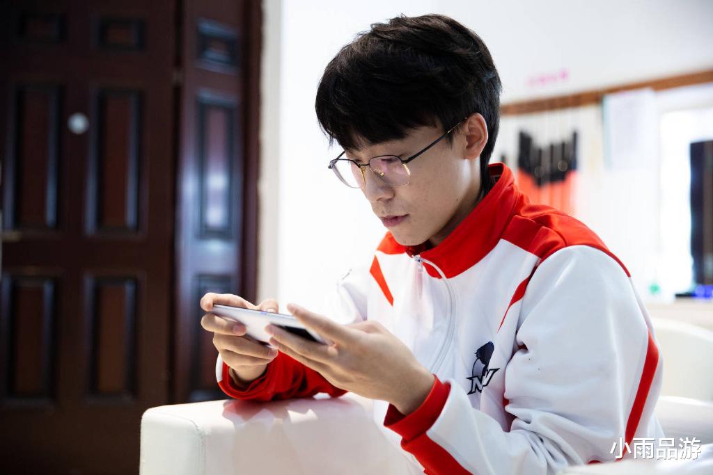 ag战队|AG新赛季阵容有变,挂牌三人,初晨仍是首发打野,极光给一诺替补