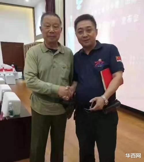 华百网 粟裕大将儿子粟戎生中将，女儿粟惠宁大校为军品大王签名，支持红藏事业