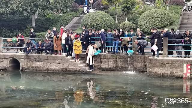 湖北罕见地放生大场面,一次买来数千斤大鱼,直接用船运到江中心