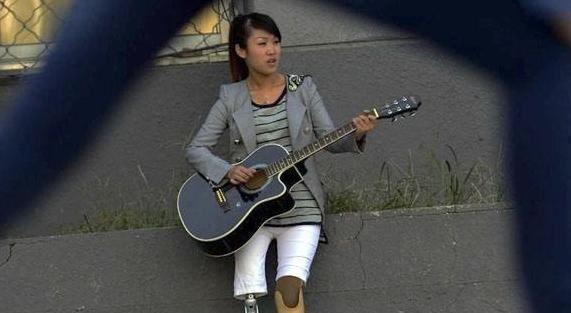 生活的艺术家 汶川大地震中，那个失去双腿被丈夫抛弃的李应霞，如今怎么样了？