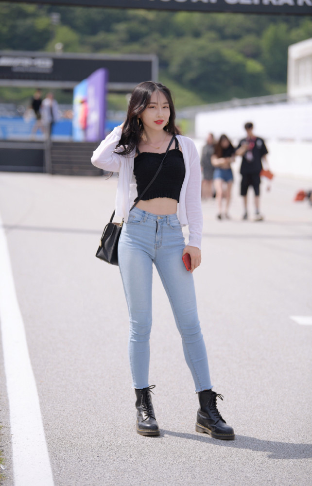 GD时尚爆 牛仔裤混搭的年轻女生，展现出了一种阳光靓丽又休闲大方