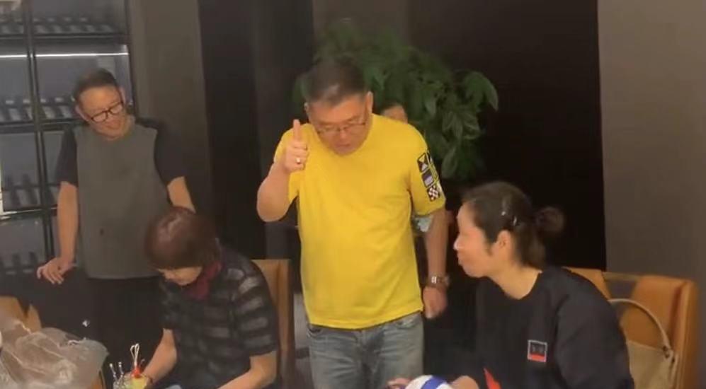 玛法达星座 郎平携朱婷姚迪传球签名，老公站立陪伴笑开花，师徒三人感情深厚