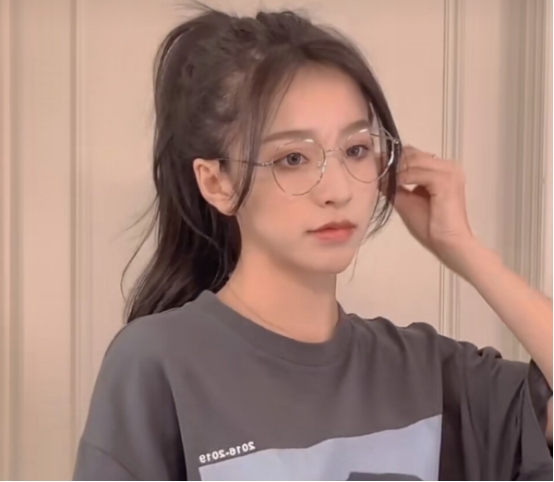 橘猫|刘思瑶为破两千万瘦身，换上裤装看清真实腿型，坦克身材不攻自破