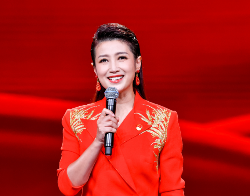 春妮|《新闻联播》刚强，42岁娶二婚春妮，43岁意外得子全家乐开怀