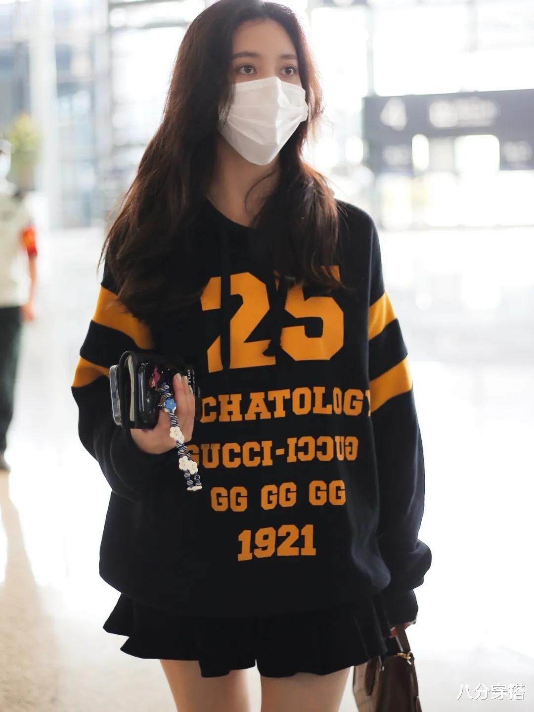 八分穿搭|宋妍霏也是个“腿精”,穿字母撞色卫衣秀长腿,活力十足真高调