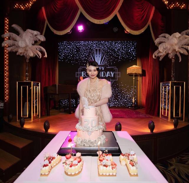 沈月|沈月完美还原妈咪邱淑贞最美外貌，性感粉红少女裙引网民尖叫