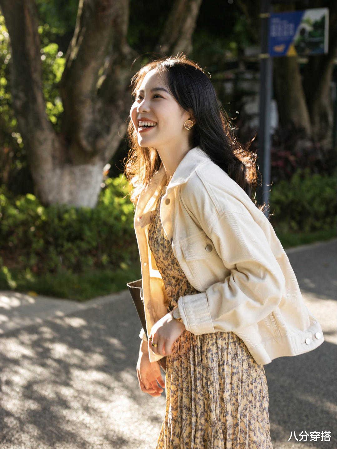 八分穿搭|秋季，基础款怎么穿出高级感？外套搭配碎花裙清新减龄，优雅随性