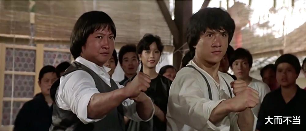 成龙|成龙在香港彻底臭了，媒体网民骂声一片，周杰伦都惨遭波及