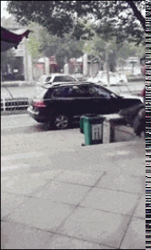 |“女同学摆地摊被我遇到了，全是她用过的东西，你们说我该选哪个呢？”