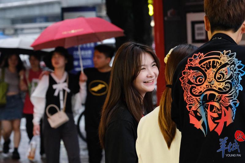 羊城派 ?立夏·街拍丨明亮如夏的笑容，是奖给广州的“小红花”