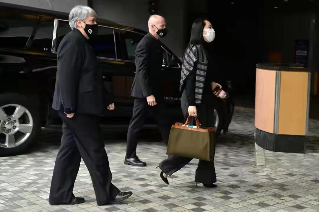 孟晚舟|孟晚舟最新动态！换新刘海气质大变，阔腿裤高跟鞋气场全开真霸气