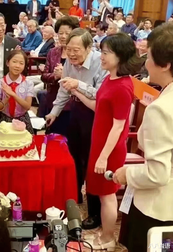 盘发 45岁翁帆罕见换发型，一头卷发为100岁老公庆生，五官酷似杜致礼