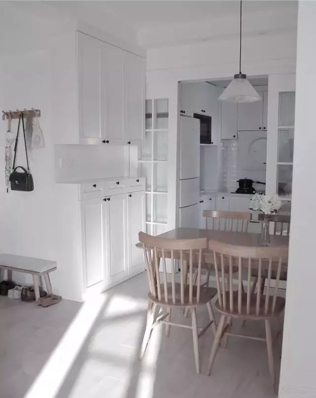 全屋大白墙,造型、吊顶也很少,一进屋却把我迷住