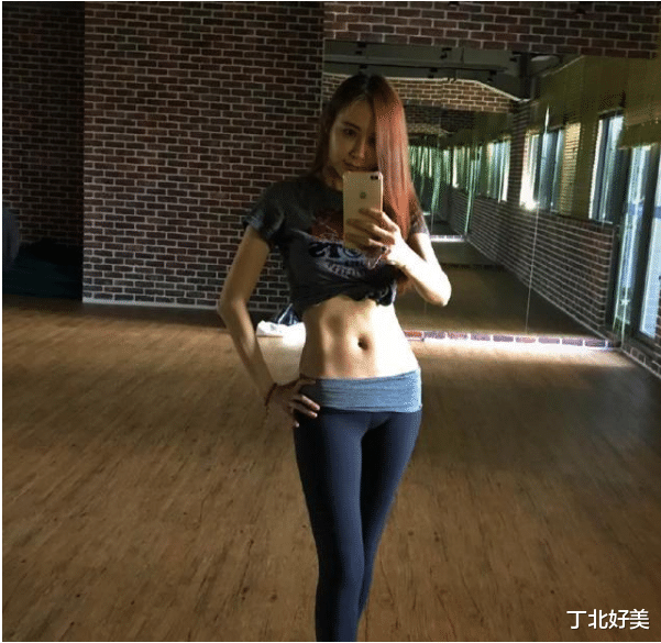 萧蔷|52岁不老女神萧蔷，拥有25岁容颜，照片上这个姿势，是否让你有点冲动呢？