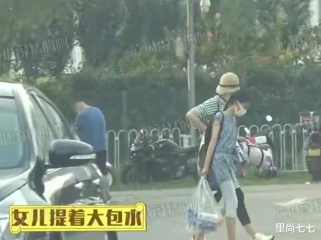 袁泉|袁泉母女罕被拍，11岁女儿比例惊人模样太像夏雨，千元羽毛球抢镜