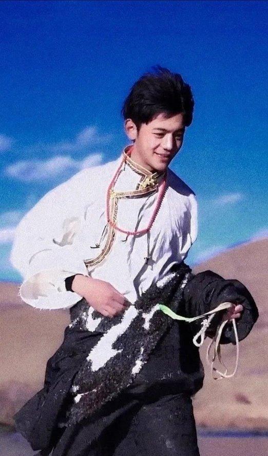 诺是八卦 丁真打工照曝光,走红前在工地刷墙挣钱,高空作业用白布当安全绳