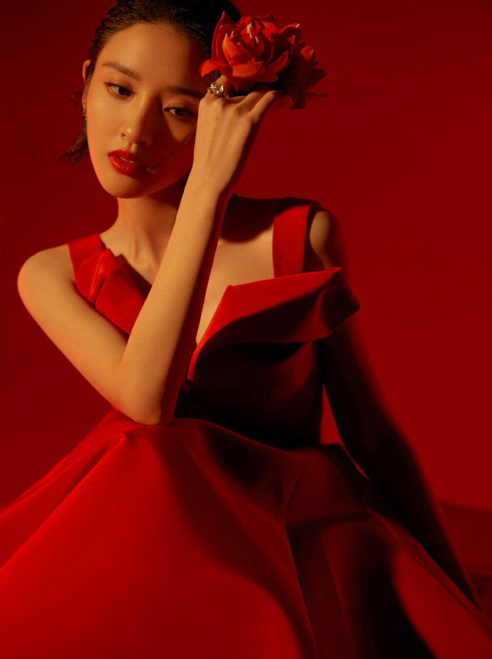 春晚|央视春晚造型：王一博中国红棒球外套，张艺兴水墨古风大片