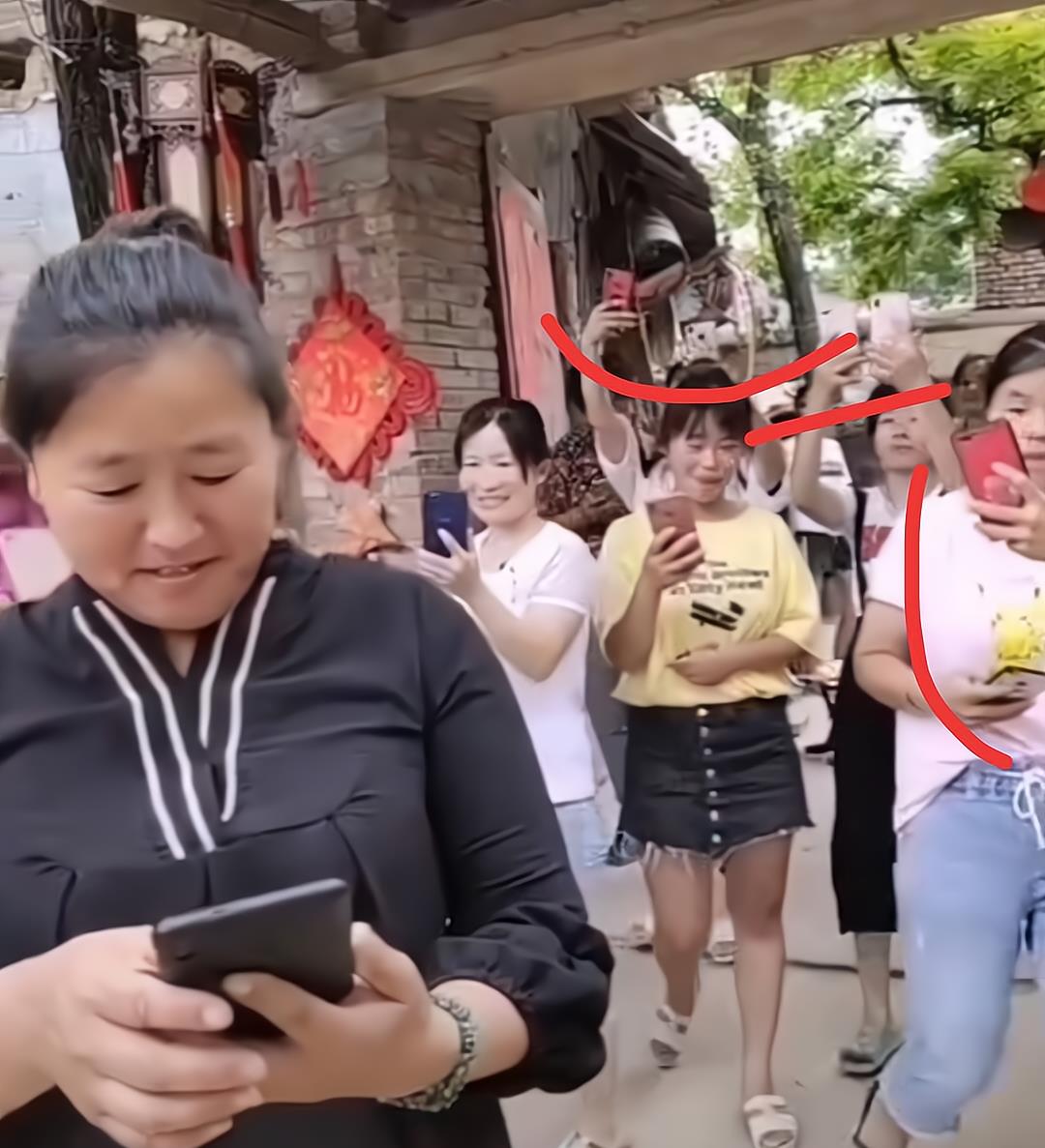 陈亚男|村里租房拍朱家，一条视频赚3000，陈亚男离婚，扎堆网红难辞其咎