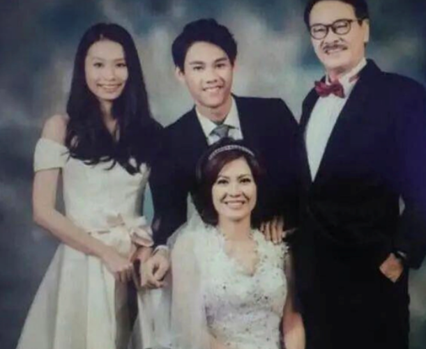 吴孟达|吴孟达离世家人罕露面，现任妻痛哭需人搀扶，幼子手拿一盒面巾纸