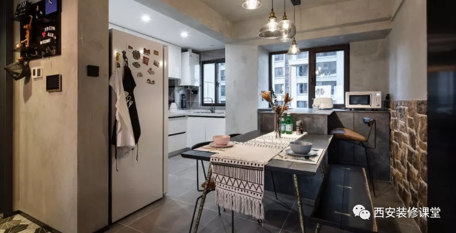 餐厅靠窗户,当然不能浪费