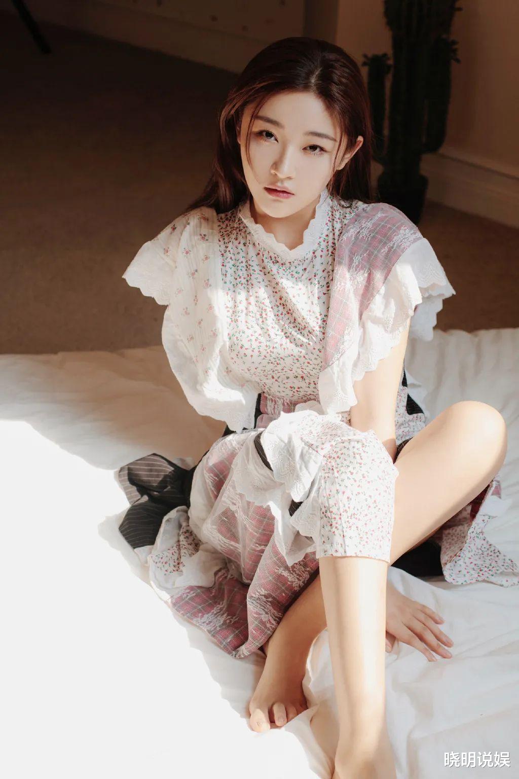 姜嫄|姜嫄气质高冷身材窈窕曲线太诱人，雪白修长大腿让人看了脸红