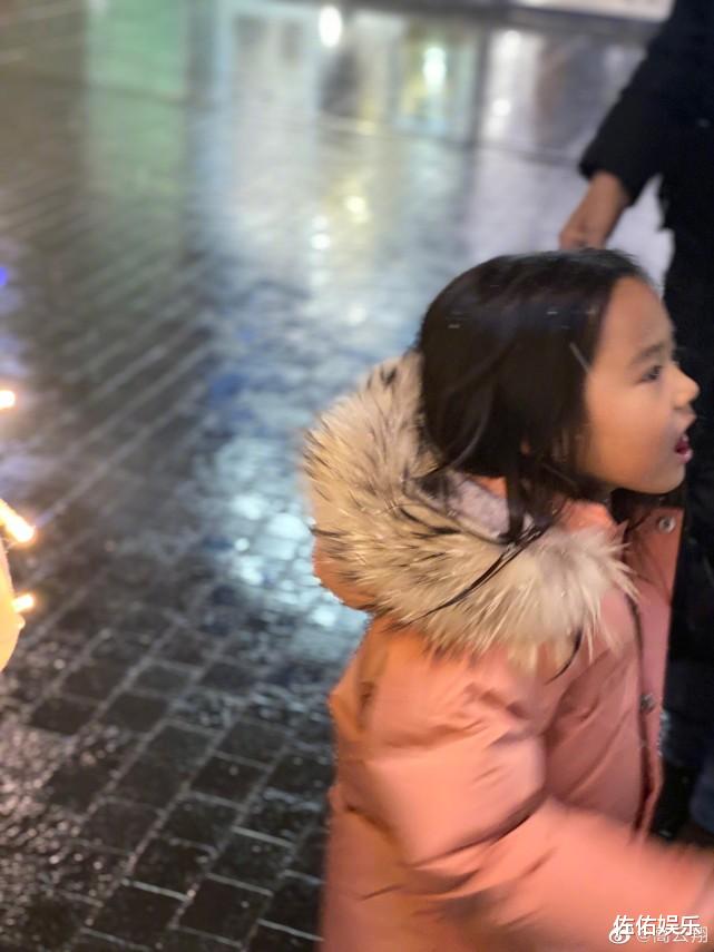 高云翔|高云翔分享与女儿玩雪日常，蹲身玩闹显父爱，小酒窝漂亮淘气