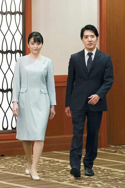 小白爱美搭 日本的真子公主与老公同框好端庄，穿简约长裙挺美，有“皇家范”