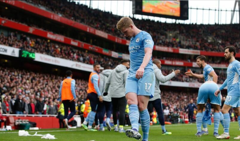 朱琳|禍不單行，曼城絕殺功臣滑跪慶祝，槍迷扔?xùn)|西回?fù)?，處罰可能來了