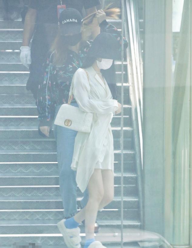 赵丽颖|33岁赵丽颖太瘦了!白皙大长腿瘦成竿,厚底毛绒拖鞋配蓝袜好抢眼