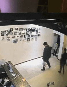 “小伙骗41岁漂亮阿姨千里来约会,网友:你千万不能伤害他!”